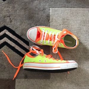 Converse Unisex Neon sneakers. Men’s 5/Women’s 7